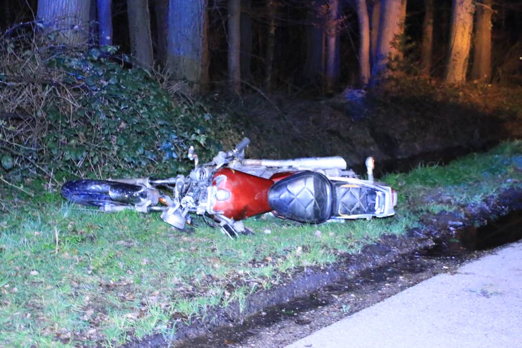 Motorrijder zwaargewond na botsing op bomen
