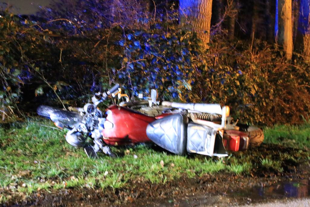 Motorrijder zwaargewond na botsing op bomen