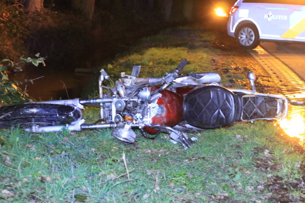 Motorrijder zwaargewond na botsing op bomen