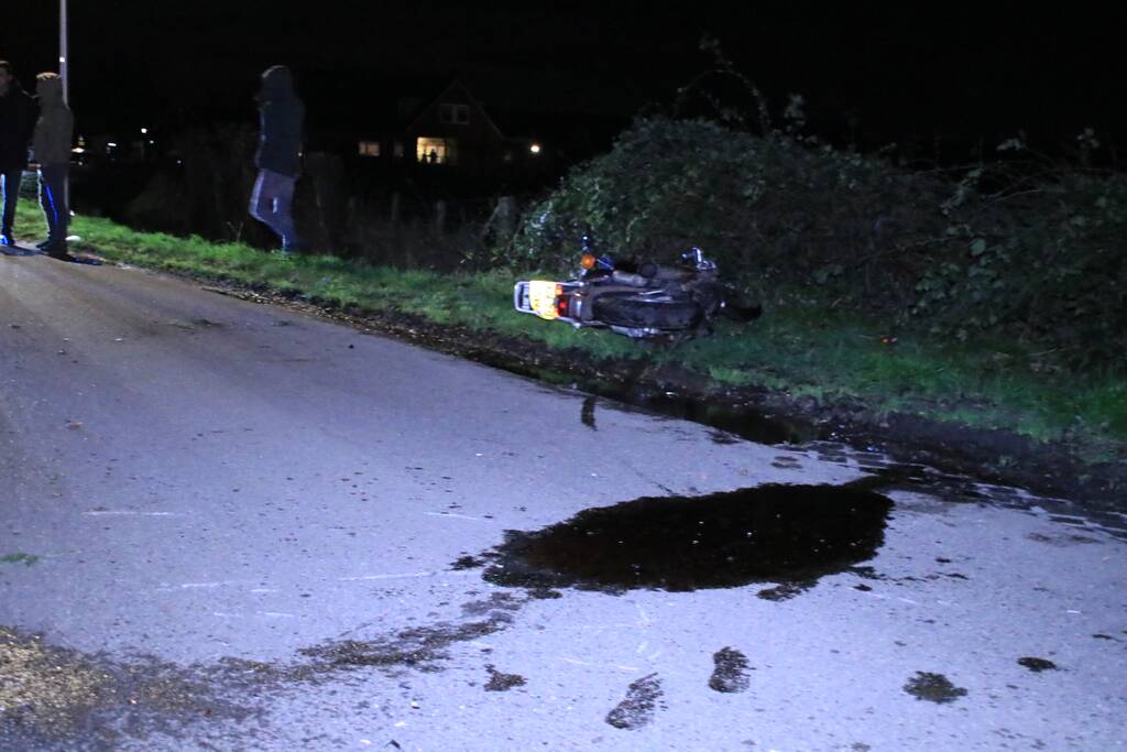 Motorrijder zwaargewond na botsing op bomen