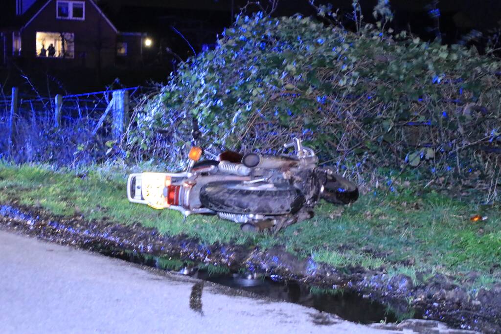 Motorrijder zwaargewond na botsing op bomen