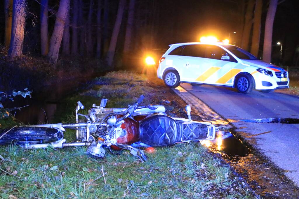 Motorrijder zwaargewond na botsing op bomen