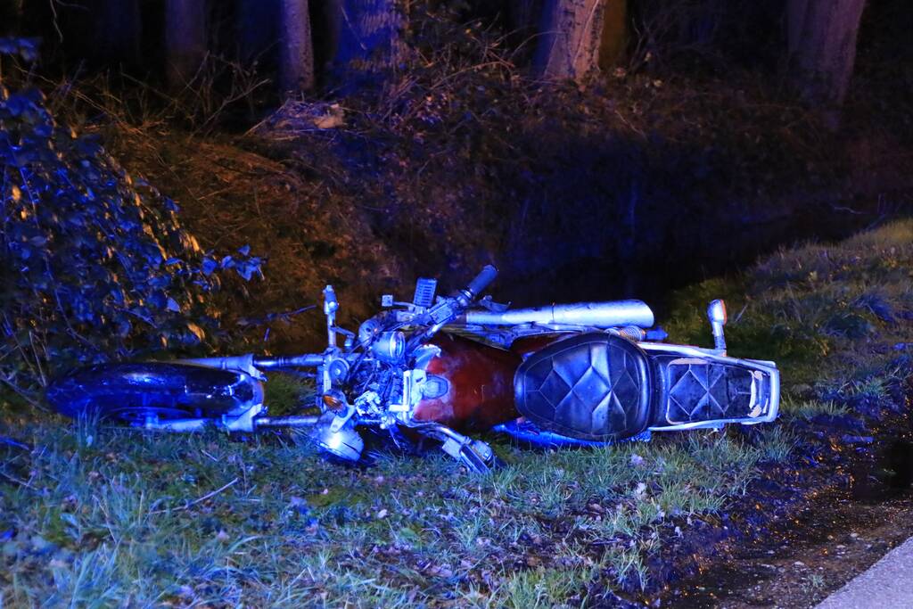 Motorrijder zwaargewond na botsing op bomen