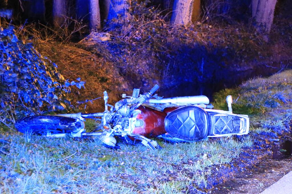 Motorrijder zwaargewond na botsing op bomen