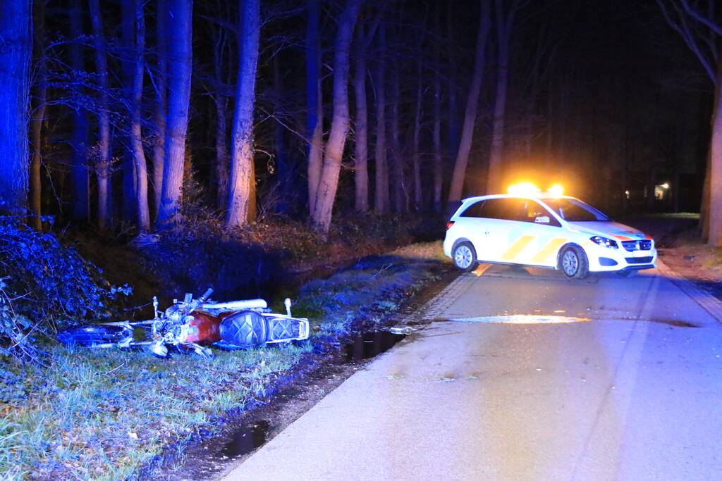 Motorrijder zwaargewond na botsing op bomen