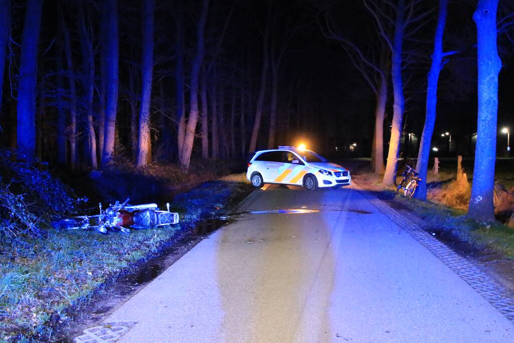 Motorrijder zwaargewond na botsing op bomen