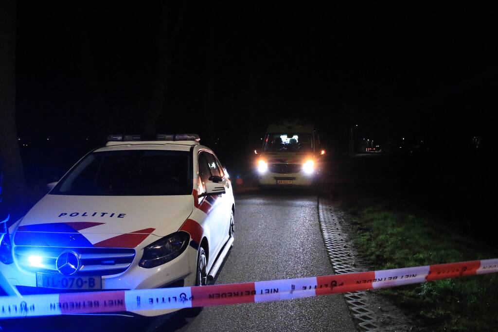 Motorrijder zwaargewond na botsing op bomen