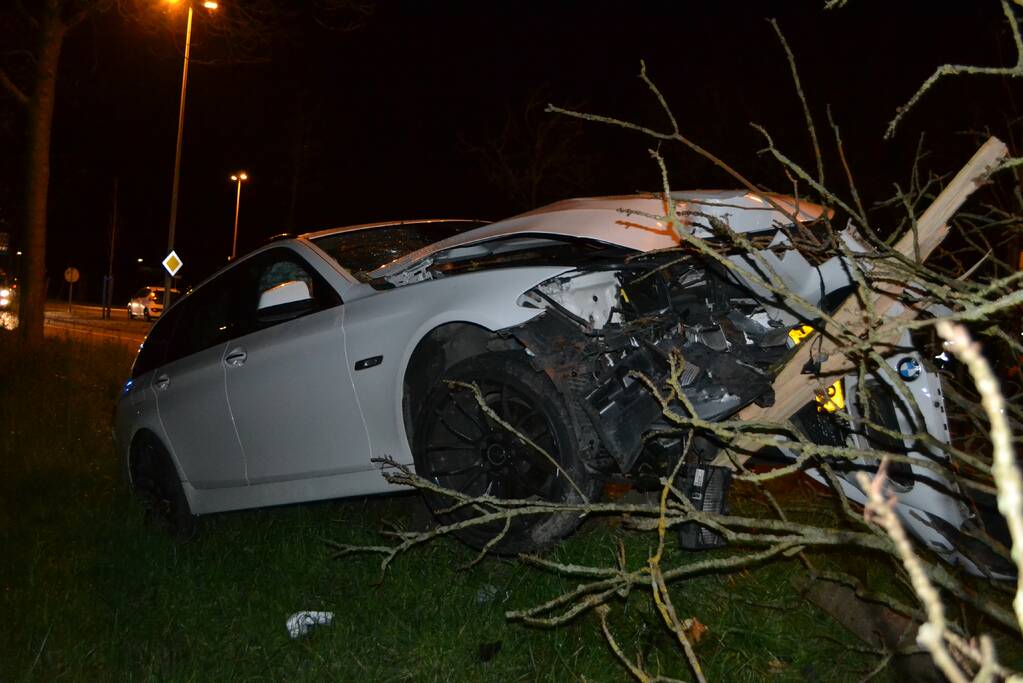 Auto rijdt tegen boom en raakt zwaarbeschadigd