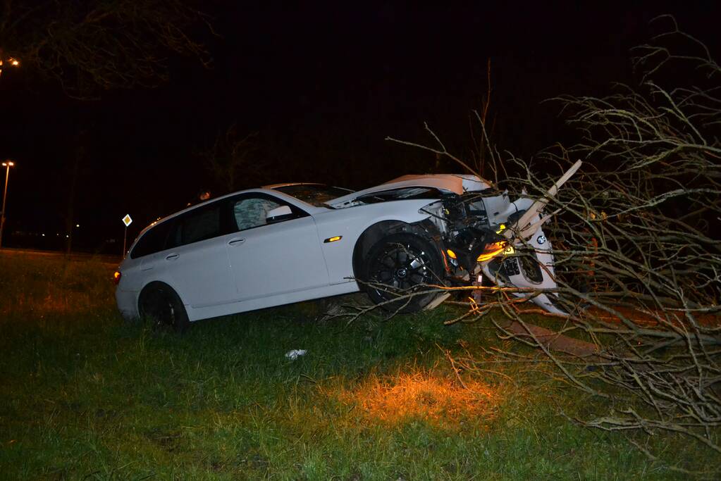 Auto rijdt tegen boom en raakt zwaarbeschadigd
