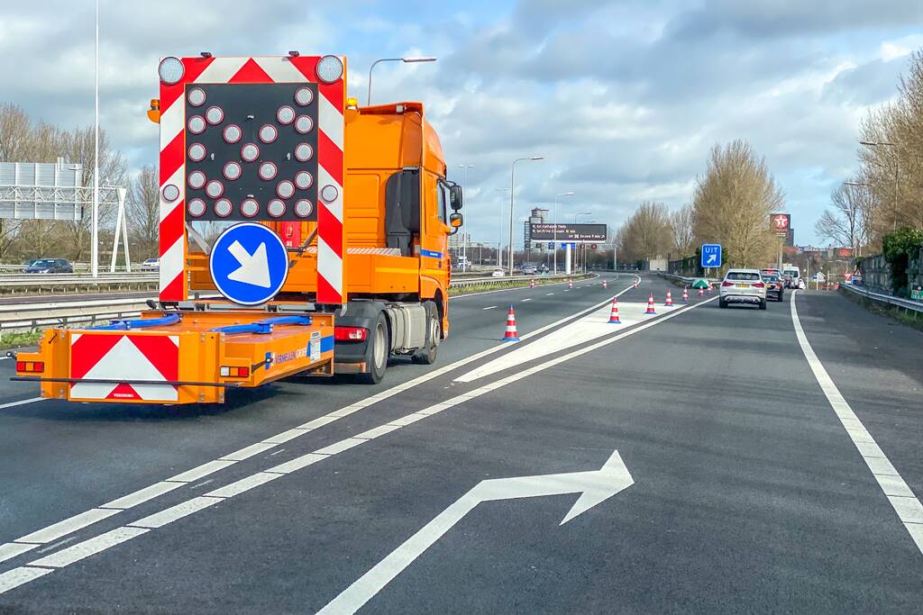 Snelweg afgesloten na gat in wegdek