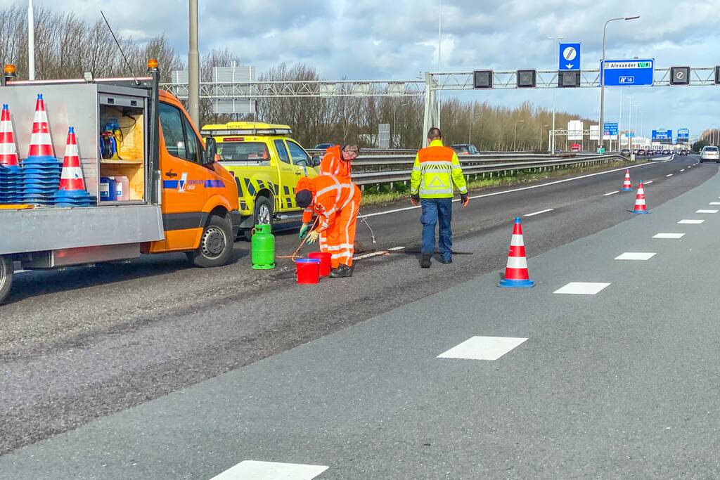 Snelweg afgesloten na gat in wegdek