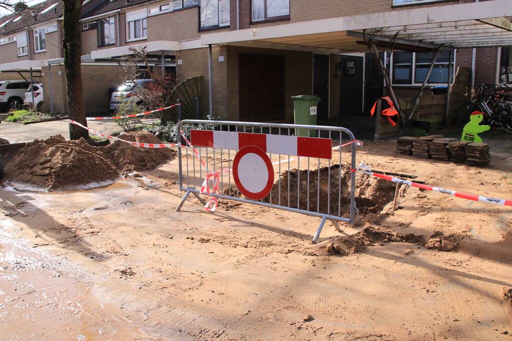 Bestelbus belandt in sinkhole na waterleidingbreuken