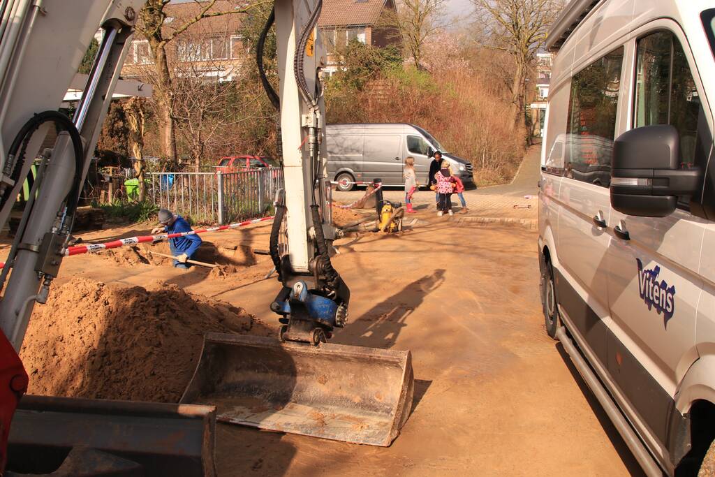 Bestelbus belandt in sinkhole na waterleidingbreuken