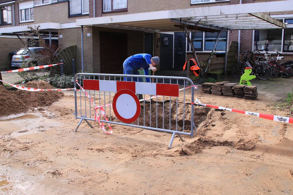 Bestelbus belandt in sinkhole na waterleidingbreuken