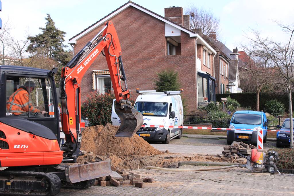 Bestelbus belandt in sinkhole na waterleidingbreuken