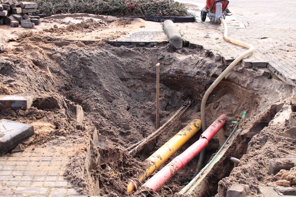 Bestelbus belandt in sinkhole na waterleidingbreuken