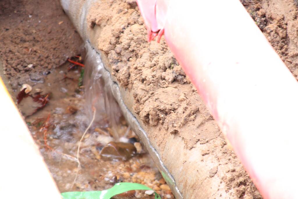 Bestelbus belandt in sinkhole na waterleidingbreuken