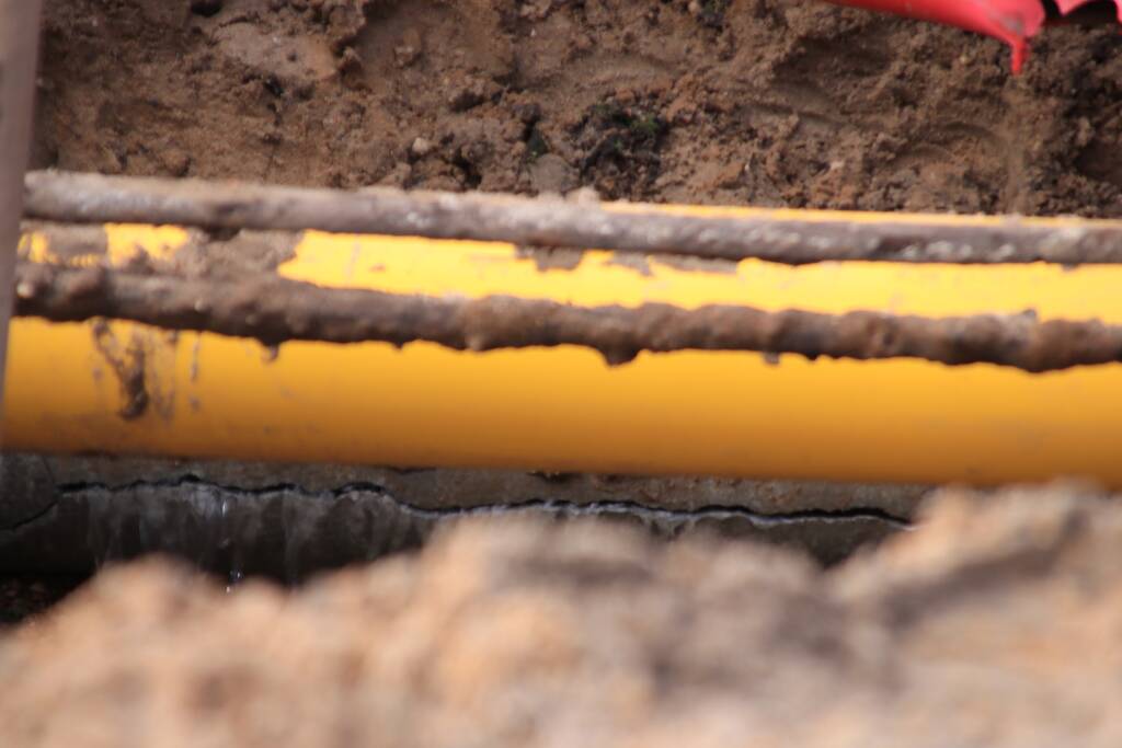 Bestelbus belandt in sinkhole na waterleidingbreuken