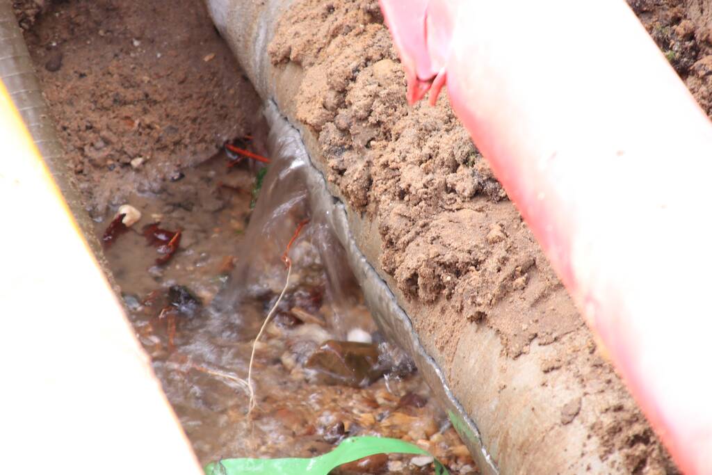 Bestelbus belandt in sinkhole na waterleidingbreuken