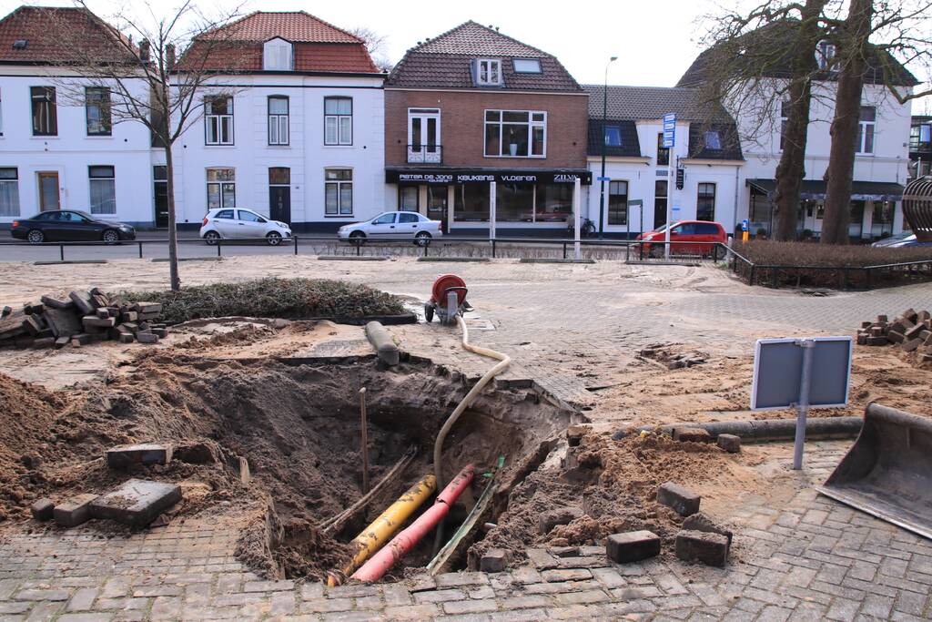 Bestelbus belandt in sinkhole na waterleidingbreuken