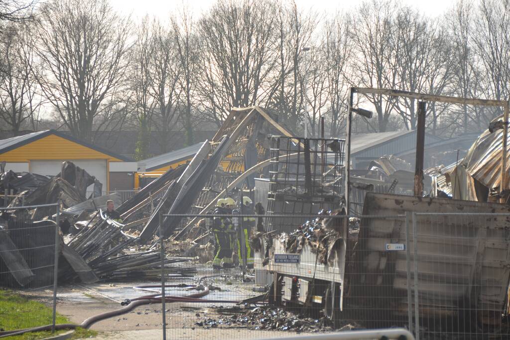 Bedrijfspand van 8000 vierkante meter ingestort na enorme brand
