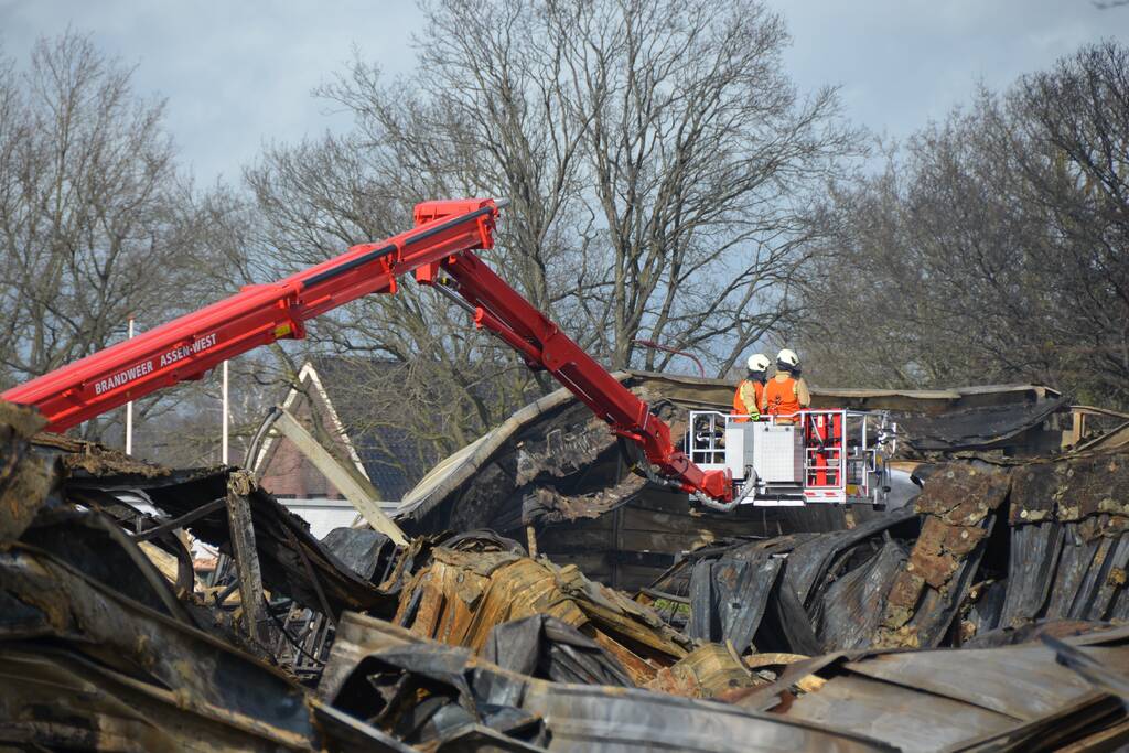 Bedrijfspand van 8000 vierkante meter ingestort na enorme brand