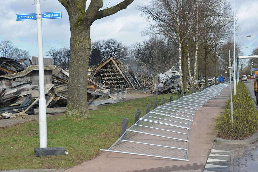 Bedrijfspand van 8000 vierkante meter ingestort na enorme brand
