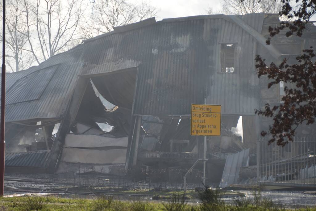 Bedrijfspand van 8000 vierkante meter ingestort na enorme brand