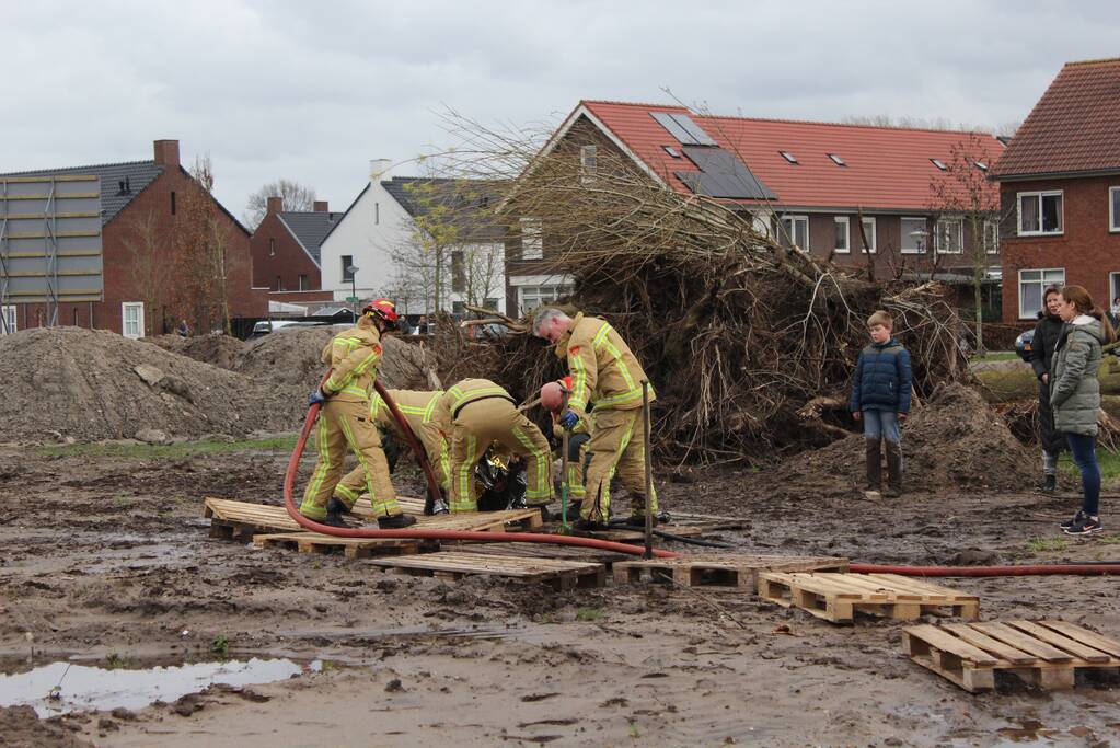 Brandweer bevrijdt jongen uit drijfzand