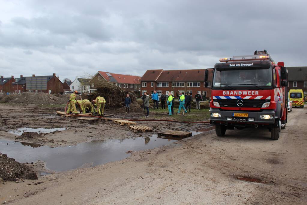 Brandweer bevrijdt jongen uit drijfzand