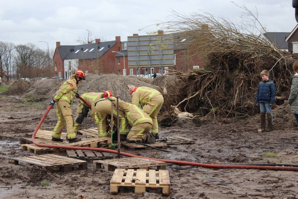 Brandweer bevrijdt jongen uit drijfzand