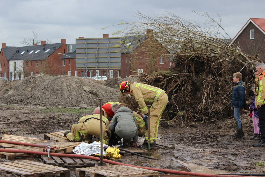 Brandweer bevrijdt jongen uit drijfzand