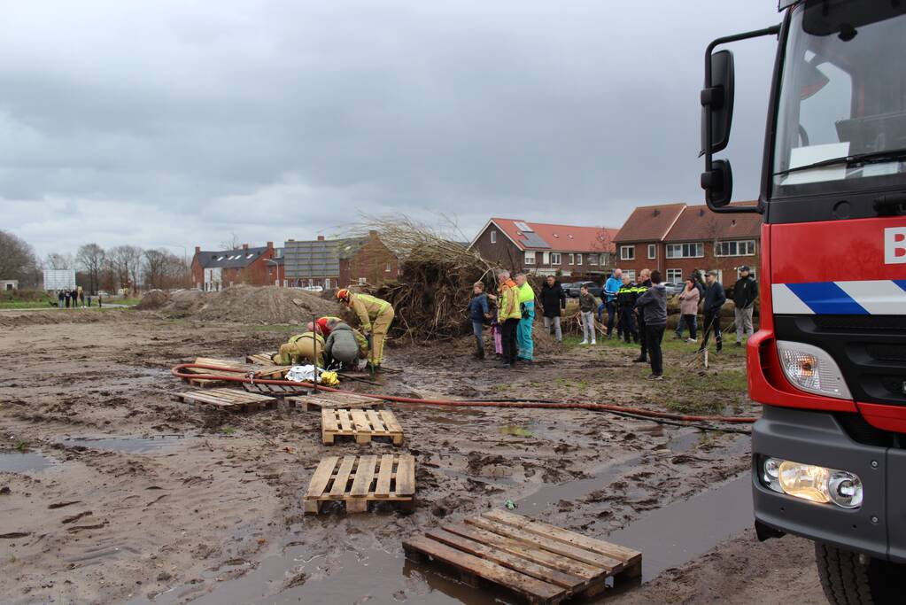 Brandweer bevrijdt jongen uit drijfzand