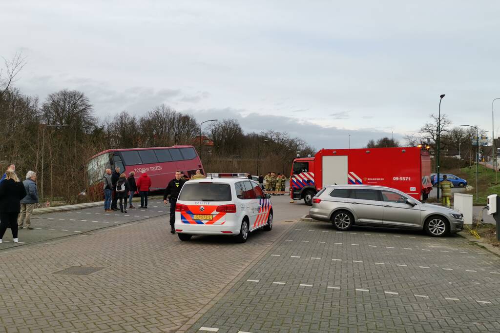 Touringcar rijdt talud af