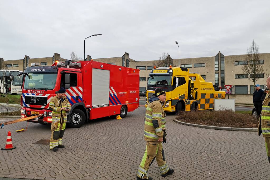 Touringcar rijdt talud af