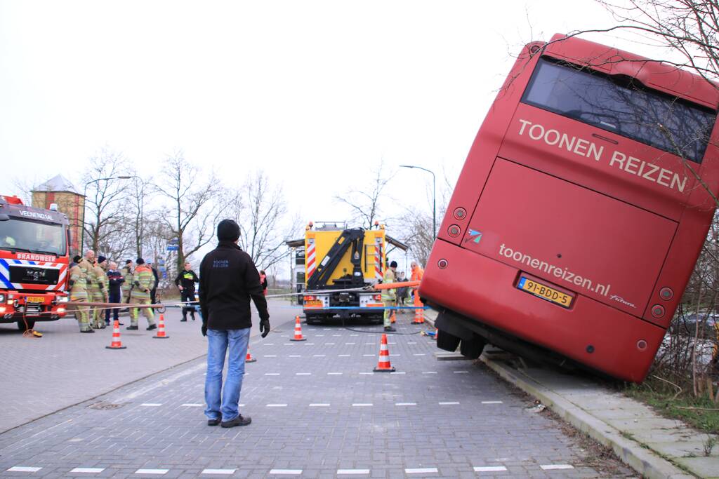 Touringcar rijdt talud af