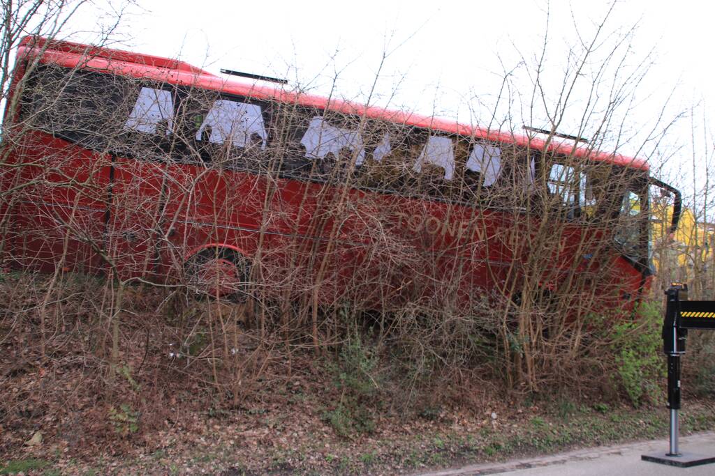 Touringcar rijdt talud af