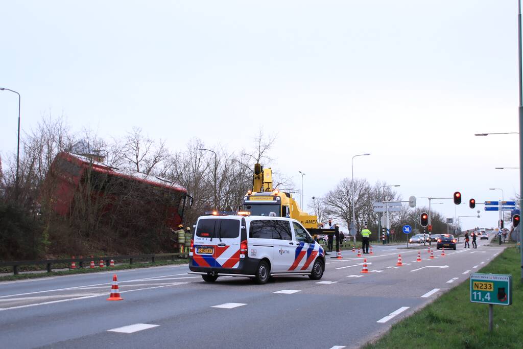 Touringcar rijdt talud af