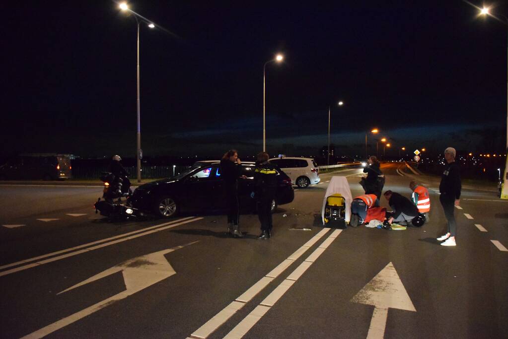 Brommerrijder gewond na aanrijding