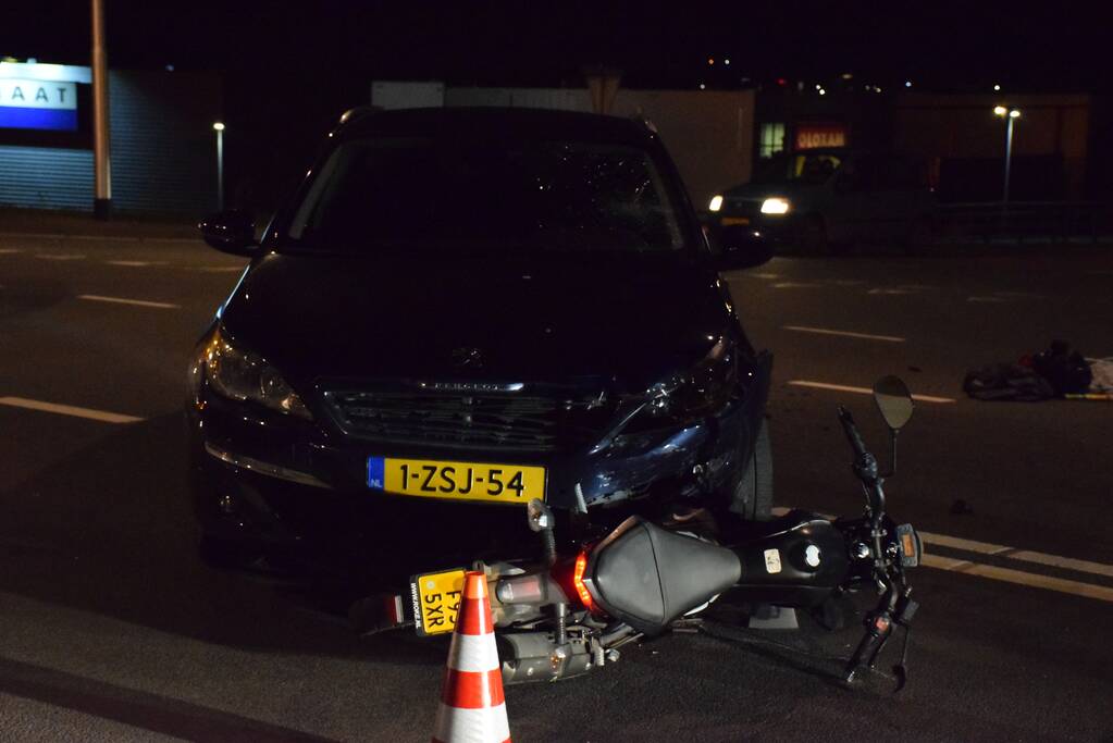 Brommerrijder gewond na aanrijding