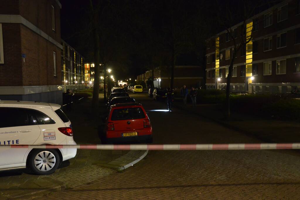 Schoten gelost vanuit rijdende auto