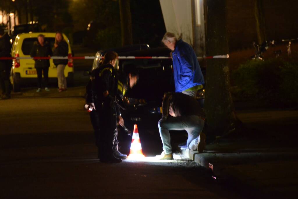 Schoten gelost vanuit rijdende auto