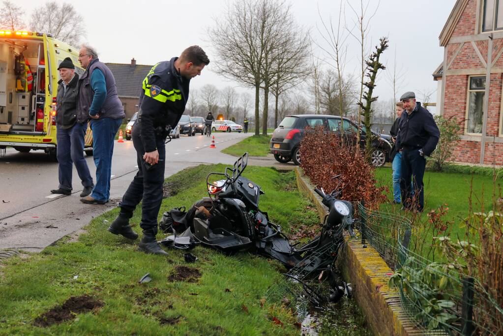 Brommer en auto botsen hard op elkaar