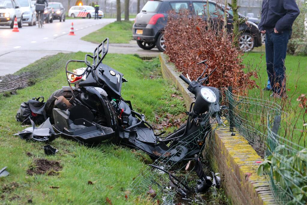 Brommer en auto botsen hard op elkaar