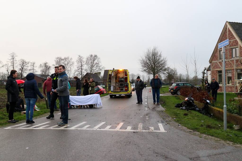 Brommer en auto botsen hard op elkaar