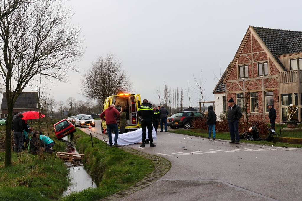 Brommer en auto botsen hard op elkaar
