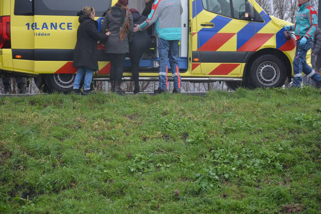 Twee auto's botsen op kruising