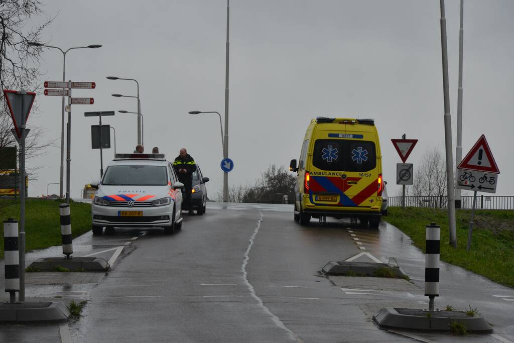 Twee auto's botsen op kruising