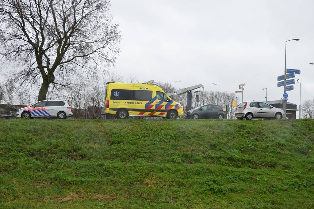 Twee auto's botsen op kruising