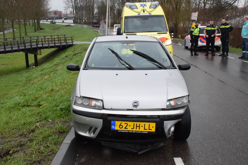 Twee auto's botsen op kruising